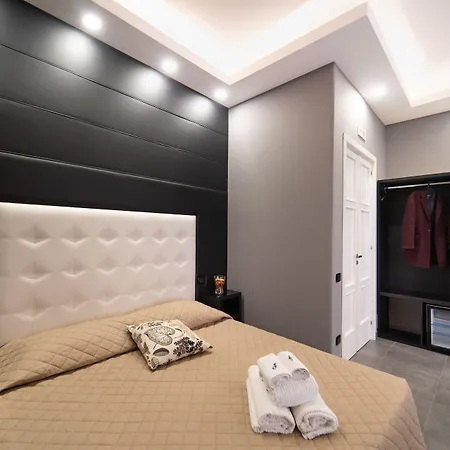 Le 4 Stagioni Dante's H Centro, By Clapa Group 게스트하우스 3*